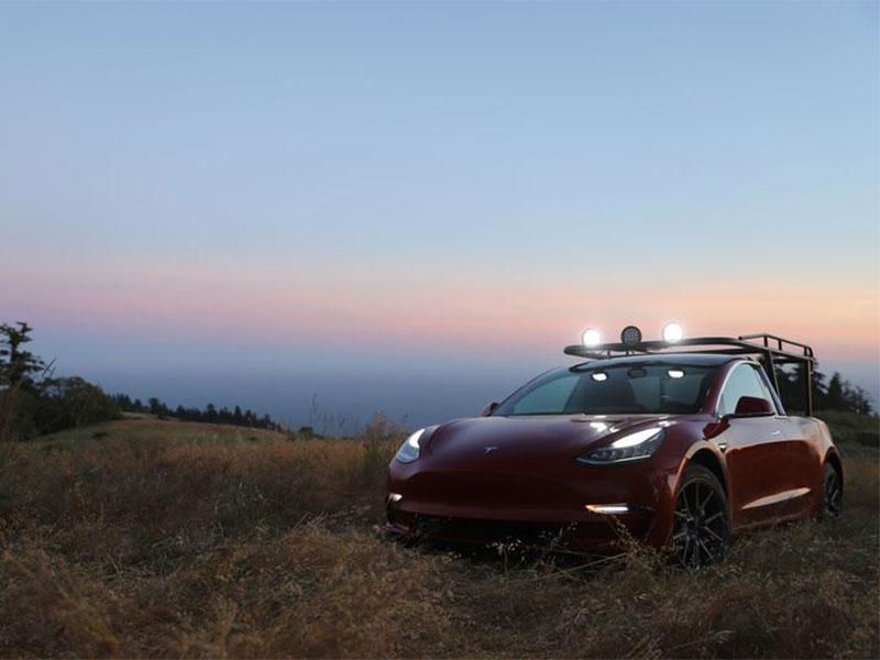 فيديو يحبس الأنفاس... فتاة تصنع أول تسلا بيك-أب في العالم بنفسها